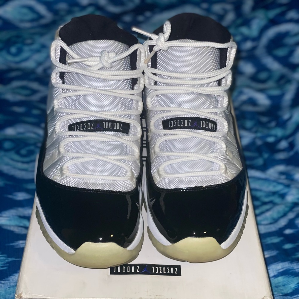Jordan 11 concord from 2011.   Size 11